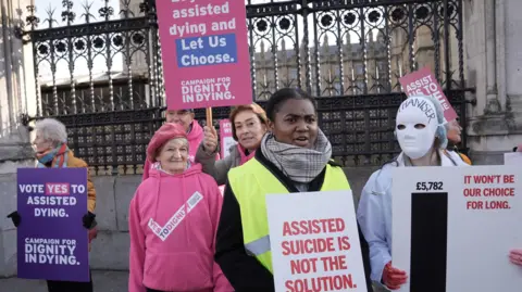 Manifestation pour et contre le projet de loi sur les adultes en phase terminale devant le Parlement à Westminster, Londres.