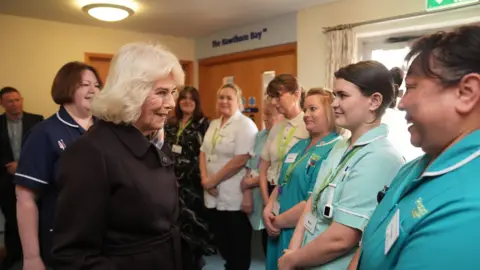 La Reine Camilla rencontrant des infirmières d'un hospice.