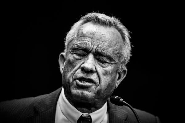 Robert F. Kennedy Jr. parlant avec les yeux fermés.
