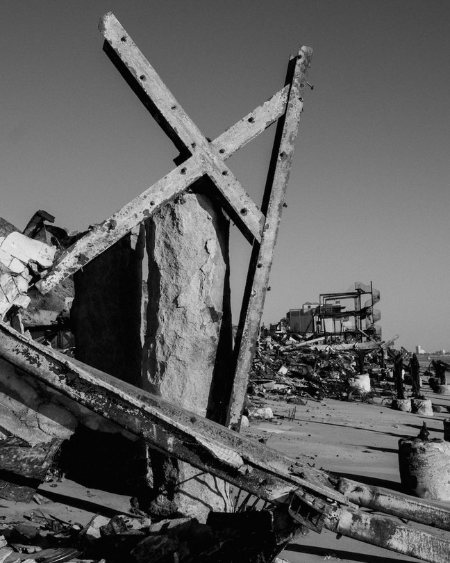 Photographie en noir et blanc d'une maison brûlée à Los Angeles