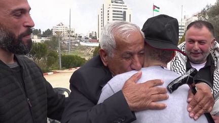 De nouveaux otages israéliens ont été libérés samedi 1er février. De son côté, l’État hébreu a libéré 182 détenus palestiniens dans le cadre de la trêve.