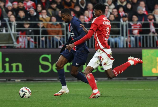 Ousmane Dembélé du Paris Saint-Germain et Abdoulaye Ndiaye du Stade brestois, à Brest, le 1ᵉʳ février 2025.