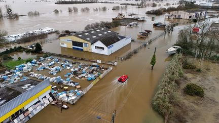 Une vue aérienne des inondations à Redon, en Ille-et-Vilaine, le 31 janvier 2025. (DAMIEN MEYER / AFP)
