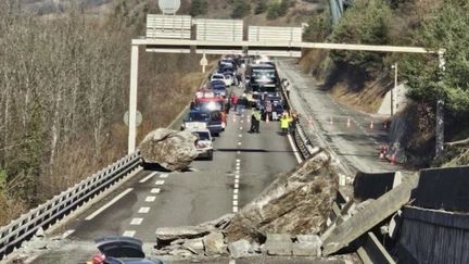Le soir du samedi 1er février en Savoie, près de 1 500 personnes ont dû dormir dans des hébergements d’urgence. Plusieurs centaines d’automobilistes ont été coincées après l’éboulement de blocs de roches sur la route menant à la station de la Tarentaise.