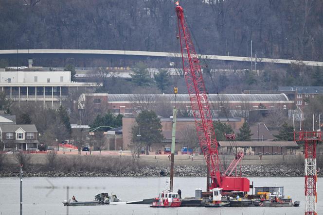 Un navire-grue sur le site des recherches après la collision aérienne entre un avion et un hélicoptère, à Arlington (Virginie), le 2 février 2025.