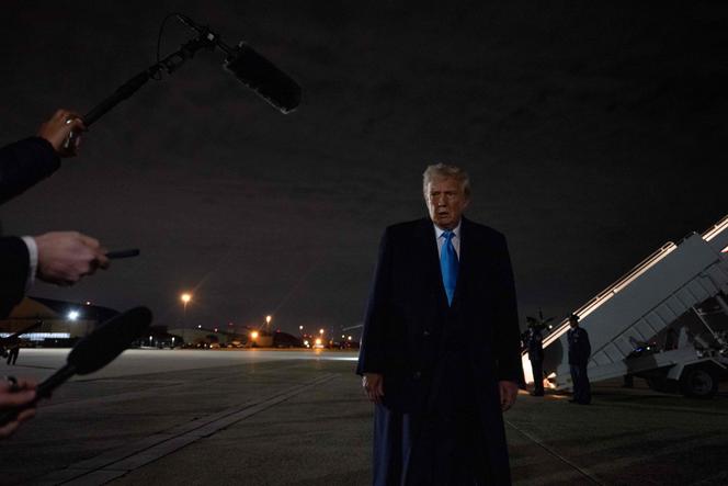 Donald Trump s’exprime devant la presse à son arrivée à l’Andrews Air Force Base, dans le Maryland, le 2 février 2025.