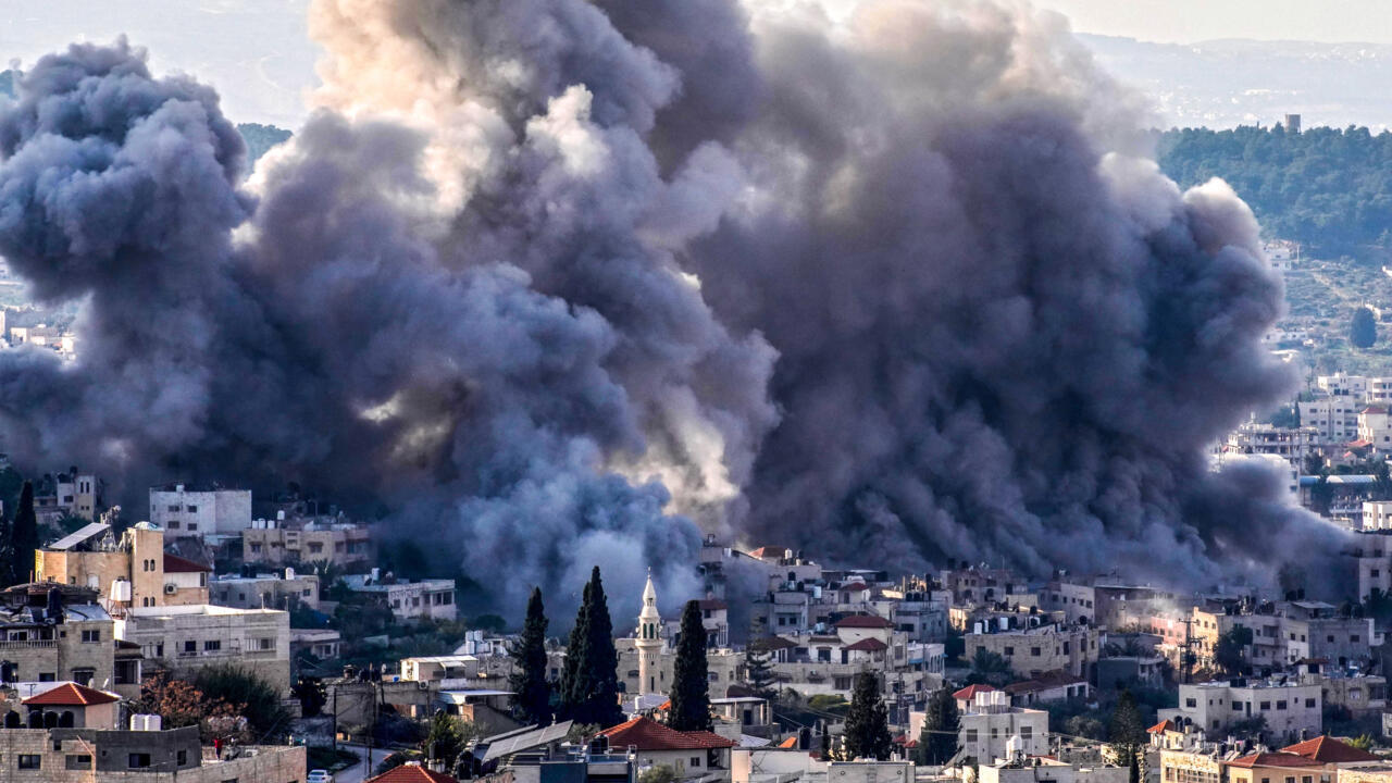 D'immenses panaches de fumée se dégagent du camp de réfugiés de Jénine lors d'une opération militaire israélienne, dimanche 2 février 2025 à Jénine, dans le nord de la Cisjordanie occupée.
