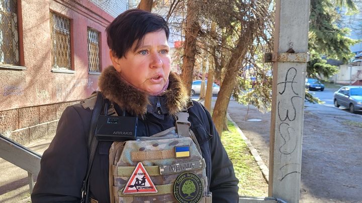 Olga a accroché un détecteur de drones à son gilet pare-balles avant de retrouver son équipe de la voirie. (CLAUDE GUIBAL / FRANCEINFO / RADIO FRANCE)