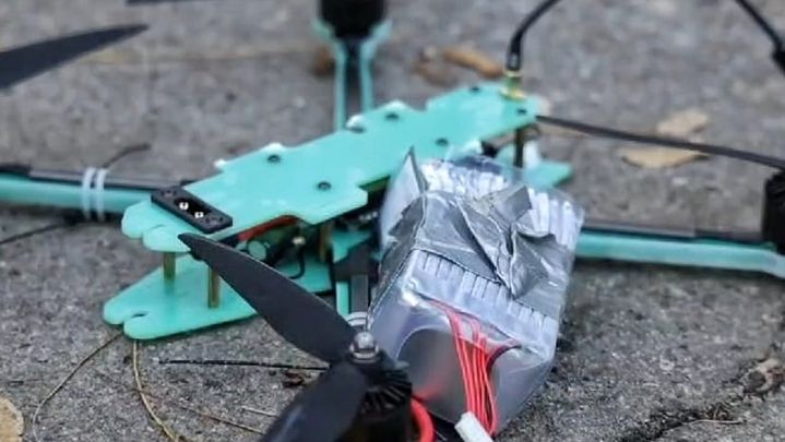 Un habitant de Kherson a pu prendre cette photo d'un drone tombé au sol avant d'avoir lâché sa charge. (CLAUDE GUIBAL - FRANCEINFO - RADIO FRANCE)