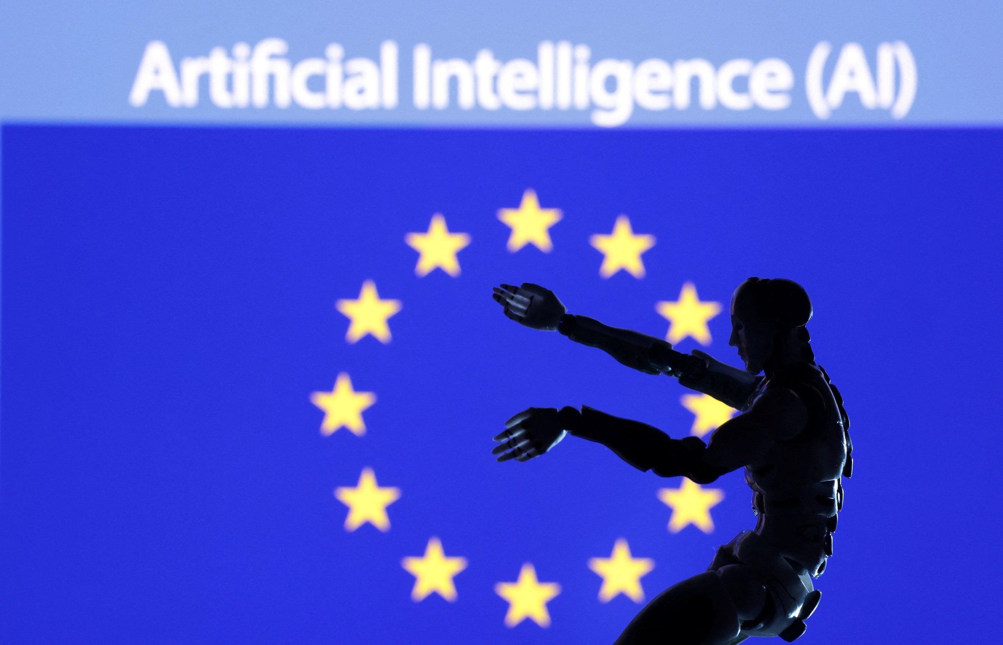 Ai mots d'intelligence artificielle, robot miniature et drapeau de l'ue