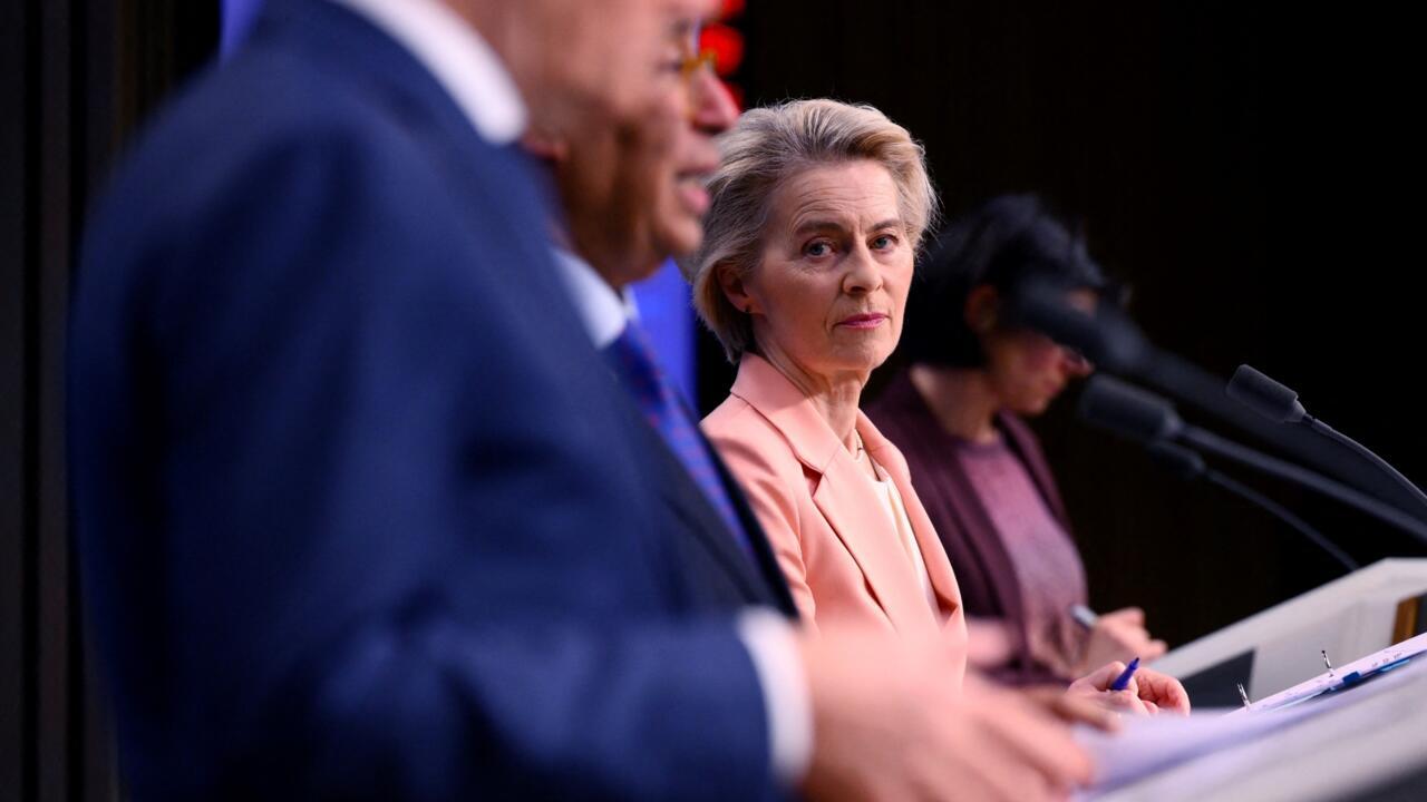 La présidente de la Commission européenne Ursula von der Leyen lors d'une conférence de presse à l'issue d'un sommet informel de l'UE à Bruxelles, lundi 3 février 2025.