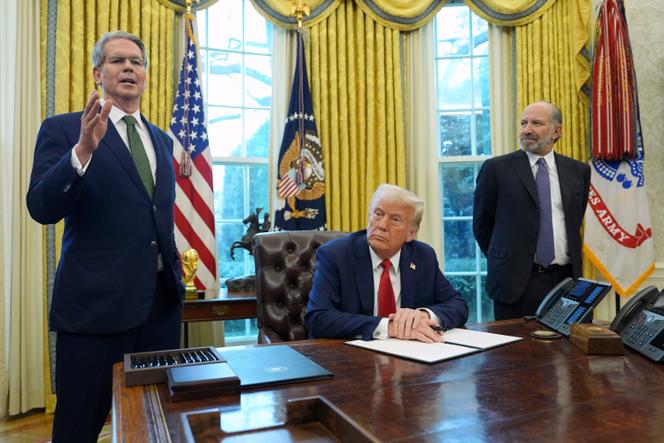 Le secrétaire au Trésor américain, Scott Bessent, le président, Donald Trump, et le secrétaire au commerce, Howard Lutnick, dans le bureau Ovale de la Maison-Blanche, à Washington, le 3 février 2025.