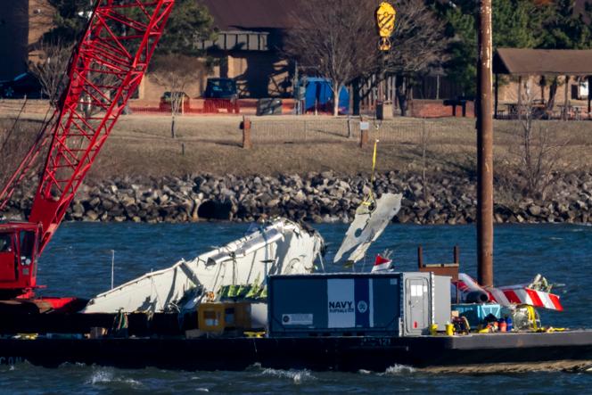 Un morceau d’épave est extrait du Potomac, près du site de la collision entre un avion de ligne et un hélicoptère militaire, à l’aéroport Ronald-Reagan, à Arlington (Virginie), le 4 février 2025.