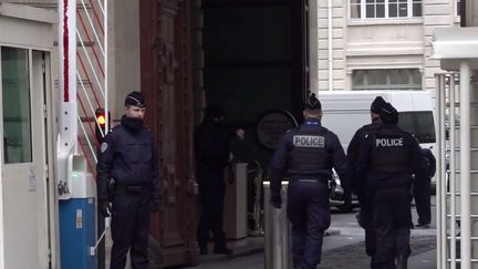 Un homme s'est jeté sur trois policiers qui se trouvaient devant la Préfecture de police de Paris.