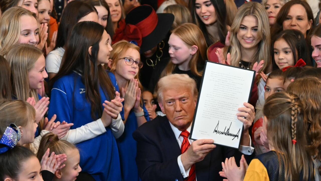 Le président américain Donald Trump signe un décret s'en prenant aux athlètes transgenres, mercredi 5 février 2025, à la Maison Blanche à Washington.