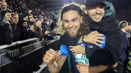 Le Briochin Leo Yobe fête la victoire de Saint-Brieuc face à Nice en Coupe de France, le 5 février 2025, à Saint-Brieuc (Côtes-d'Armor). (FRED TANNEAU / AFP)