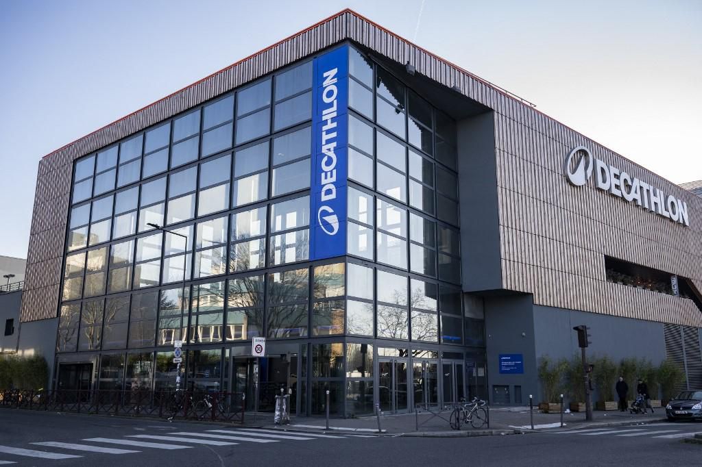 Logo de Decathlon sur la façade d’un magasin à Montreuil, banlieue est de Paris, le 13 janvier 2025.
