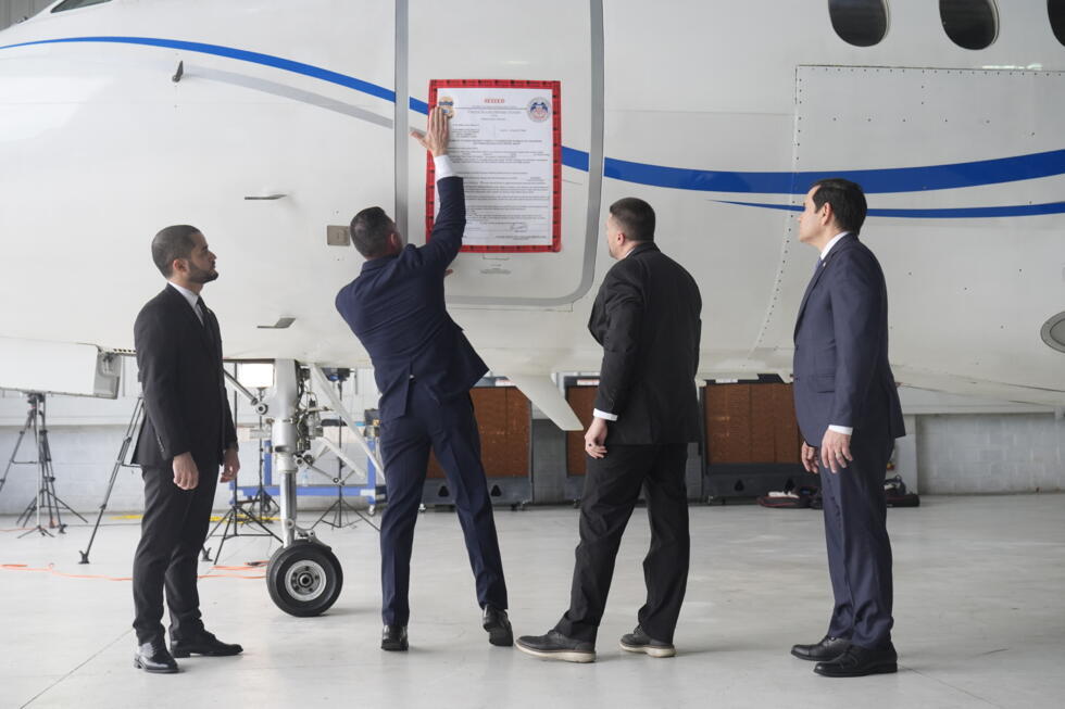 Un panneau 'saisi' est placé sur un avion du gouvernement vénézuélien en présence du secrétaire d'Etat américain Marco Rubio à Saint-Domingue, le 6 février 2025.