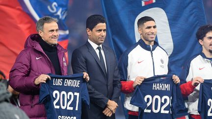 Luis Enrique et Achraf Hakimi posent aux côtés du président du PSG, Nasser al-Khelaïfi, au Parc des princes, à Paris, le 7 février 2025. (LIONEL URMAN/SIPA)