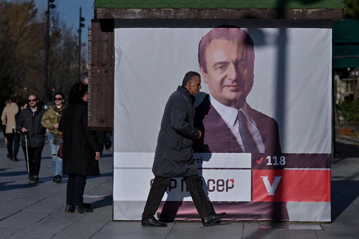 Un kiosque à Pristina avec le portrait d'Albin Kurti, 6 février 2025.