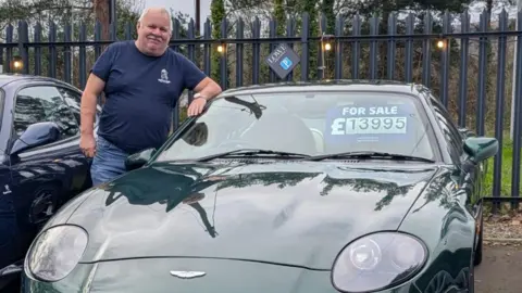 Andrew Jenkins et sa voiture Aston Martin