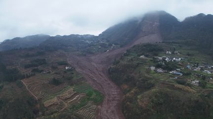 Le site d'un glissement de terrain dans le village de Jinping, en Chine, le 8 février 2025. (ZENG LI / XINHUA / AFP)