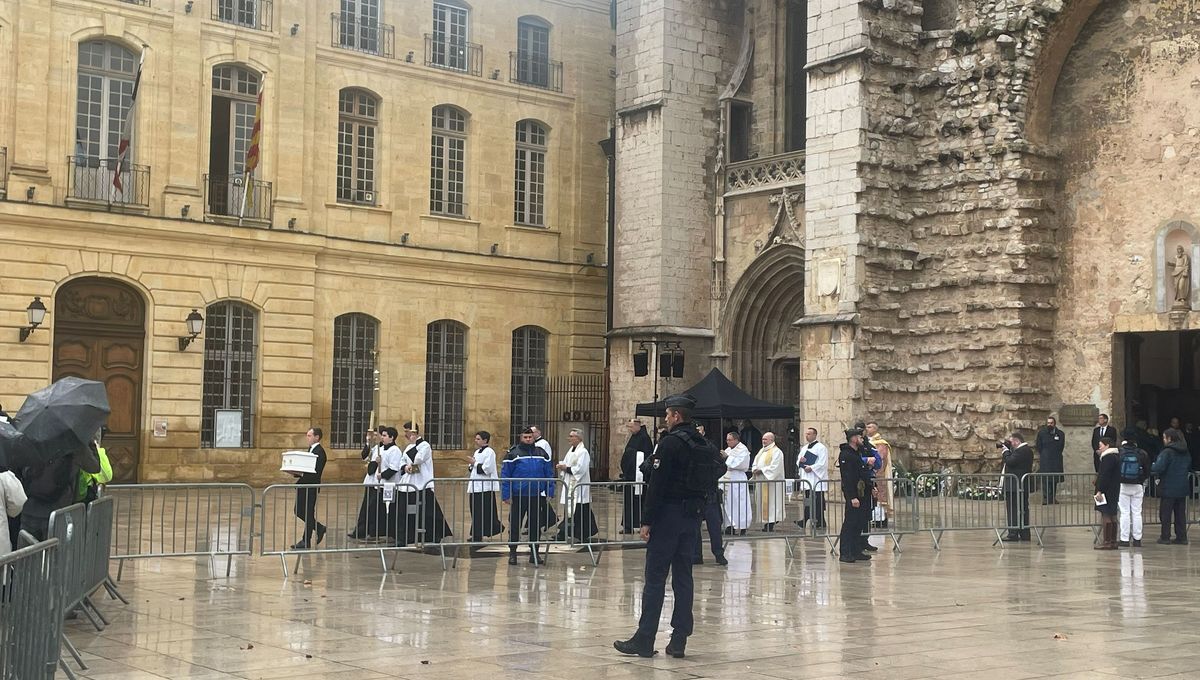 Devant la basilique Sainte Marie-Madeleine de Saint-Maximin-la-Sainte-Baume lors de la cérémonie pour les funérailles d'Émile.