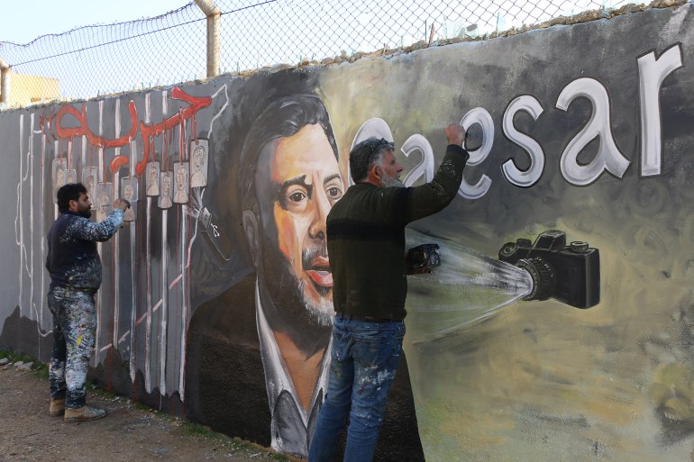 Artiste Anis Hamdoun discutant des images de César