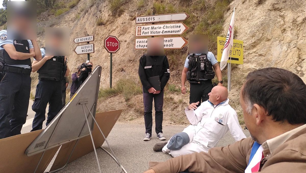 Philippe Delhomme aux côtés du député LFI Jean-François Coulomme lors de l'action de blocage en août 2022.