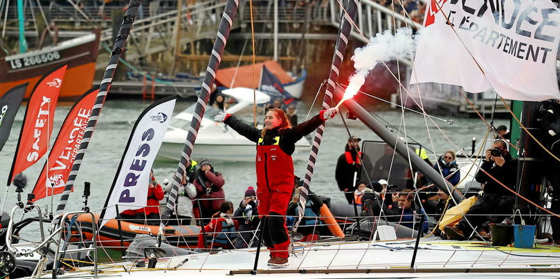 Violette Dorange, qui termine 25e de cette édition 2024-2025 du Vendée Globe, est ainsi devenue la plus jeune femme de l'histoire à boucler ce tour du monde en solitaire.
