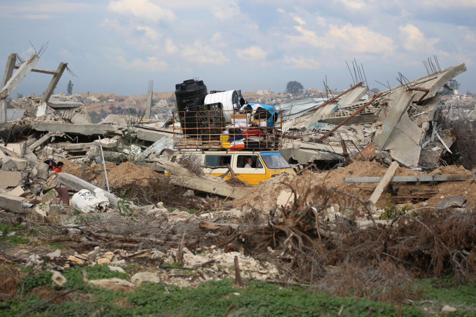 Des déplacés palestiniens traversent le couloir de Netzarim, dans le centre de la bande de Gaza, au milieu des ruines, le 9 février 2025