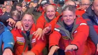 Marco Odermatt, Justin Murisier et Franjo Von Allmen avec des coiffures originales après leur victoire aux Mondiaux de ski.
