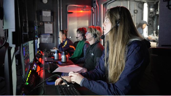 Équipe de surveillance dirigeant et enregistrant les opérations du véhicule sous-marin Hercules pour collecter des sédiments contenant des foraminifères (NASA)