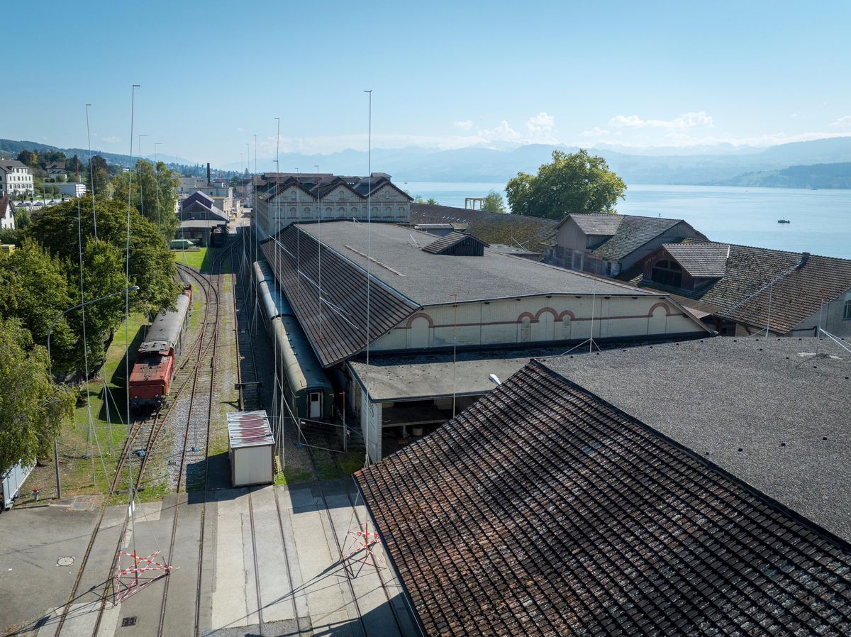 Luftaufnahme des Chemieareals in Uetikon mit Bauvisieren.