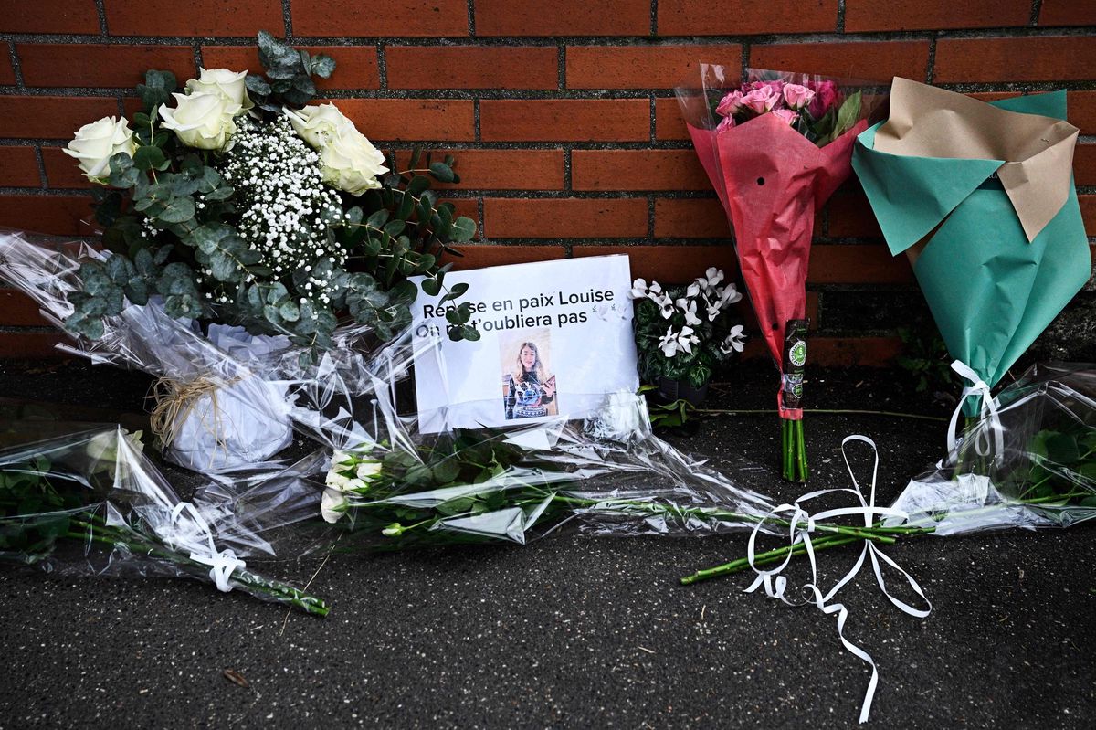 Hommage floral et photo de Louise, élève de onze ans décédée, devant le collège André Maurois à Epinay-sur-Orge, Paris, février 2025.