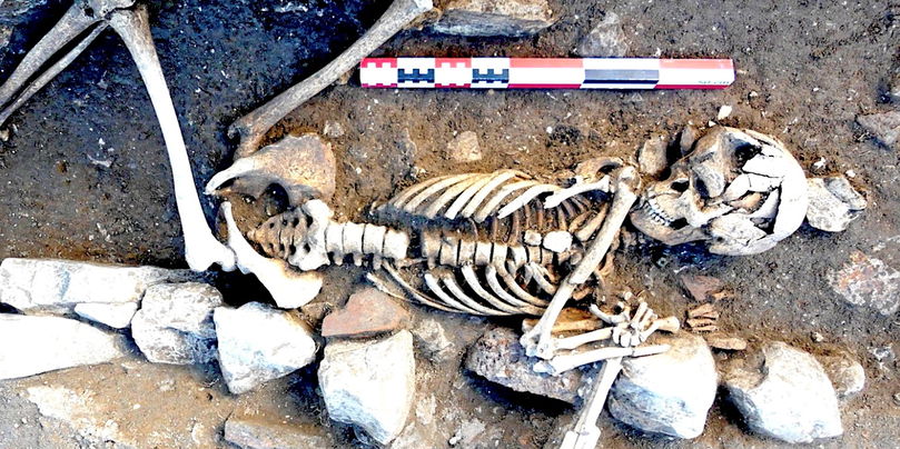 Individu inhumé tête au sud avec un collier de perles et un bassin en fer.