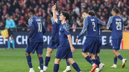 La joie des Parisiens et du premier buteur, Vitinha, lors du barrage aller de Ligue des champions entre Brest et le PSG.