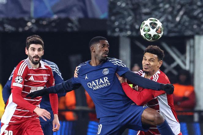 La défense brestoise à la lutte avec le Parisien Ousmane Dembélé lors du match aller de la phase d’élimination directe de la Ligue des champions.