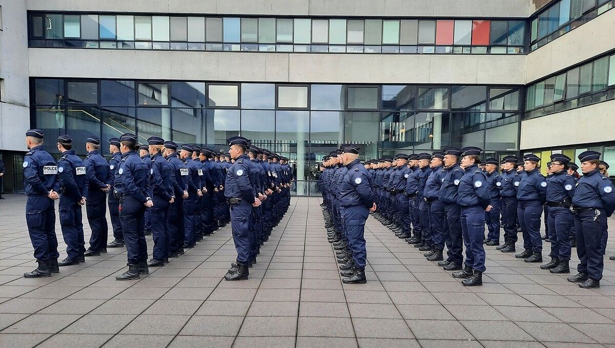 Une cérémonie dans la cour du Commissariat central de Lille en décembre 2024