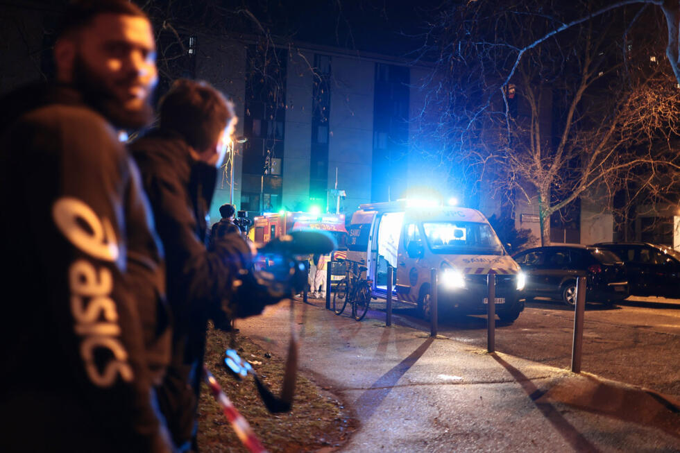 Les secours interviennent à proximité du bar où une grenade a été lancée, à Grenoble, mercredi 12 février 2025.