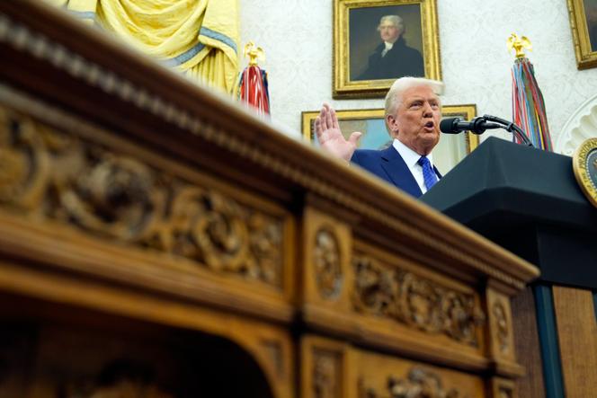Le président américain, Donald Trump, s’exprime lors de la prestation de serment de Tulsi Gabbard en tant que directrice du renseignement national, dans le bureau Ovale de la Maison Blanche, mercredi 12 février 2025, à Washington.