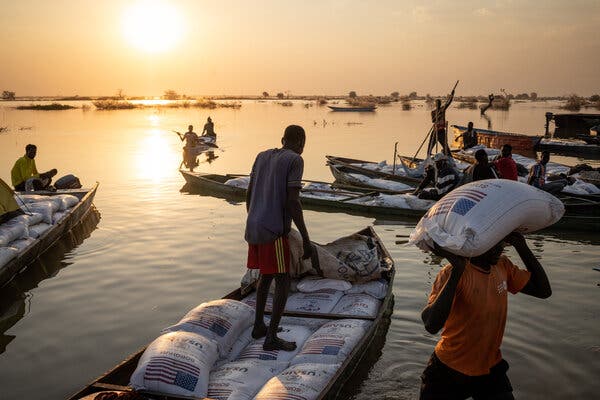 Aide humanitaire fournie par l'USAID lors d'une inondation au Soudan du Sud en 2023. Crédit : Jim Huylebroek pour le New York Times