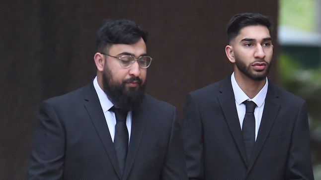 Mohammed Fahir Amaaz (à gauche) et Muhammed Amaad (au centre) arrivant à la cour.