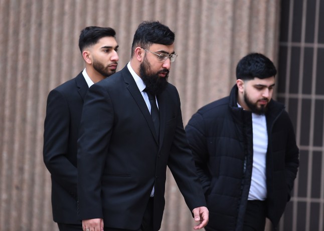 Mohammed Fahir Amaaz (à gauche) et Muhammed Amaad (au centre) arrivant à la cour.