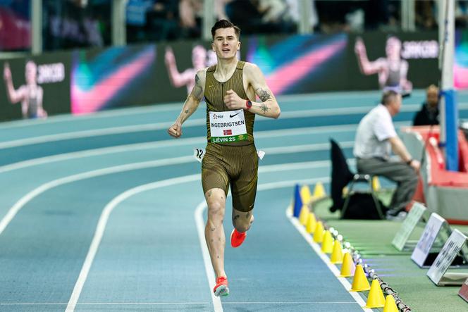 Jakob Ingebrigtsen a battu deux records du monde en une seule course, jeudi 13 février à Liévin (Hauts-de-France).