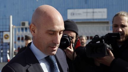 L'ancien président de la Fédération espagnole de football Luis Rubiales quitte le tribunal de San Fernando de Henares