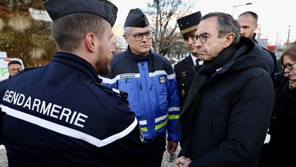 Le ministre de l'Intérieur, Bruno Retailleau, auprès de forces de l'ordre, le 14 février 2025 à Seyssinet, près de Grenoble (Isère). (BENOIT LAGNEUX / MAXPPP)