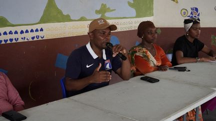 Le maire de Mamoudzou, Ambdilwahedou Soumaila, lors d'une rencontre avec des parents, le 25 janvier 2025. (MARINE GACHET / AFP)