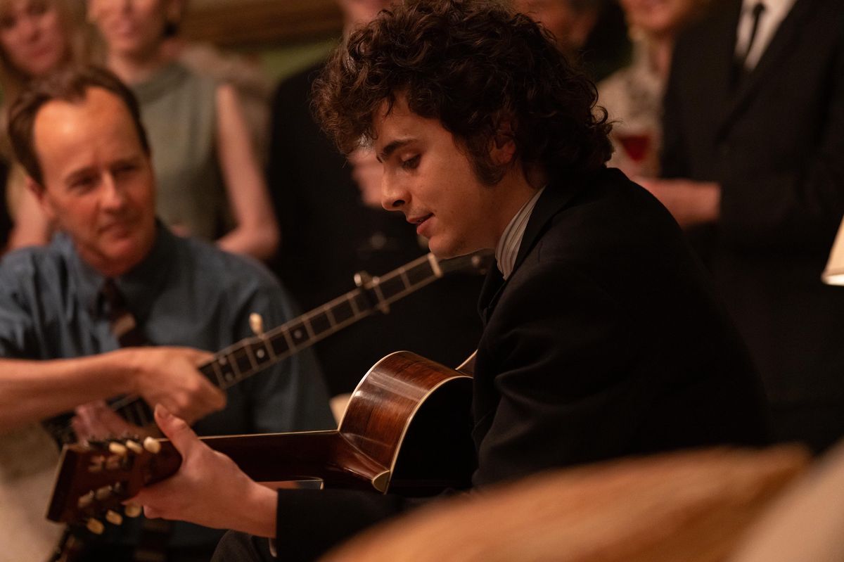 Edward Norton et Timothée Chalamet dans une scène de ’A Complete Unknown’