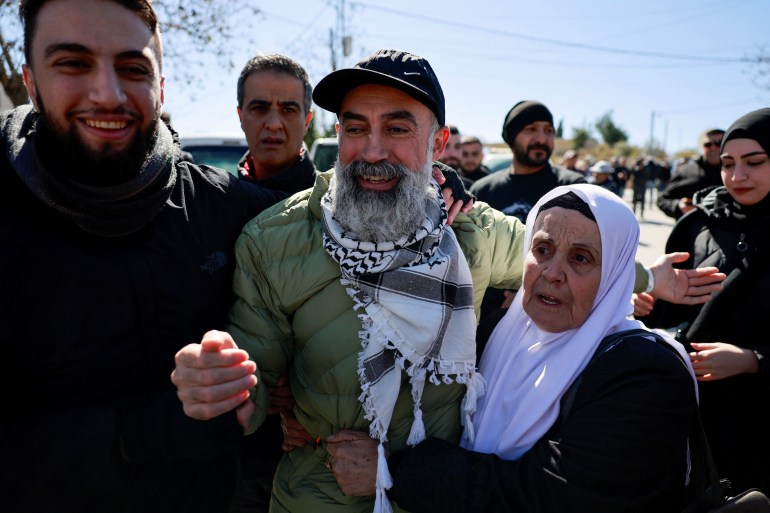 Un prisonnier palestinien libéré réagit après sa sortie d'une prison israélienne dans le cadre d'un échange de prisonniers.